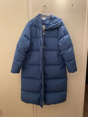 Dunjacka indiska - Lång dunjacka från indiska storlek L.  Aldrig använd. Nypris 1800