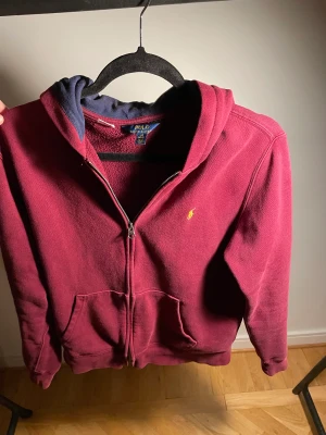 Ralph lauren ziphoodie - Säljer nu denna riktigt snygga ziphoodien från Ralph lauren. Hoodien är i mycket bra skick. Bara att skriva vid frågor och funderingar.