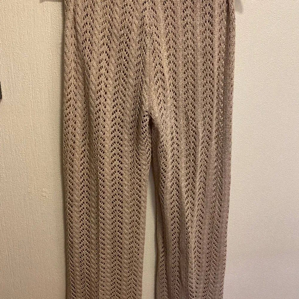 Virkade strandbyxor i beige! Resår i midjan. Fint skick. Storlek M. Finns på andra sidor också 🥰. Farkut & Housut.