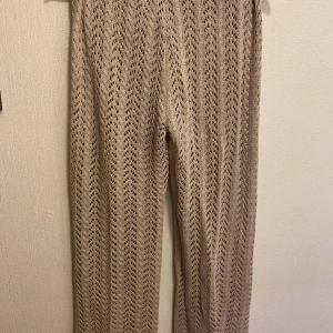 Strandbyxor - Virkade strandbyxor i beige! Resår i midjan. Fint skick. Storlek M. Finns på andra sidor också 🥰