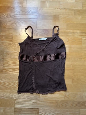 Brun topp - Storlek M (Står L på lappen men passar som M)