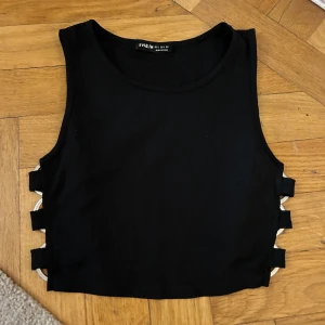 Crop top - Crop top med ringar på sidorna