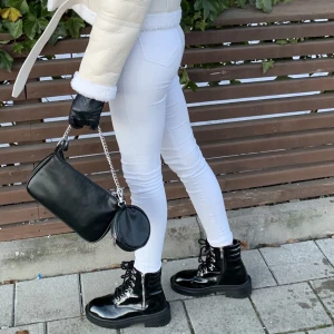 Kängor  - Säljer mina kängor i storlek 36. Dom är köpa från zalando och märket är river island. Knappt använda bildbevis kan skickas🫶🏽