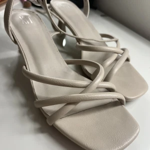 Beiga klackskor  - Snygga beiga klackskor från Zara med 4 cm klack💕storlek 38-39💕 använd endast en gång och är i bra skick! Tillhör justerbara band💕