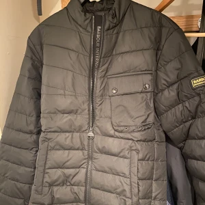 Barbour Jacka - Oanvänd Barbour jacka som bara vart prövad, lappar finns kvar. Skick 10/10, Nypris 2600. Skriv på dm för frågor och annat!