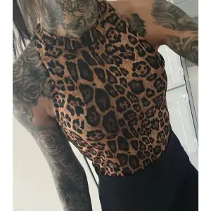 Leopardmönstrad body i storlek S 🤎