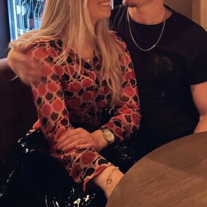 Skjorta / blus Zara  - Använd vid ett tillfälle, jättefint skick! Såå skönt material🫶🏻 