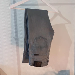 Gråa Nudie jeans  - Storlek 30/30 riktigt snygga, använda Max två gånger. 