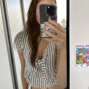 Hollister topp  - Urgullig topp från hollister! Använd men inga fläckar, håll etc. Storlek XS💗