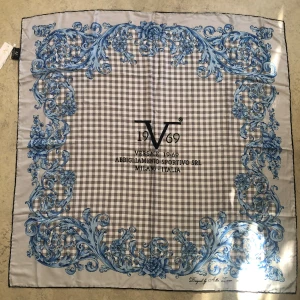 Scarf Versace1969 Abbigliamento Sportivo Milano - Scarf Versace1969 Abbigliamento Sportivo Milano, oanvänd. Märket har bytt namn och heter nu, 19V69 Italia, märket är alltså inte Versace utan var skapat av en annan designer Alessandro Versace. 90x90 cm