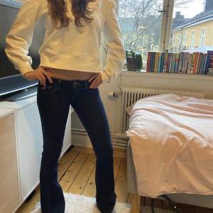 Ett par skit snygga mörkblåa Hollister jeans i storleken xs! Dem är helt perfekta i längden på mig som är 170!💞Midjemåttet är 34 och innerbenslängden är 82