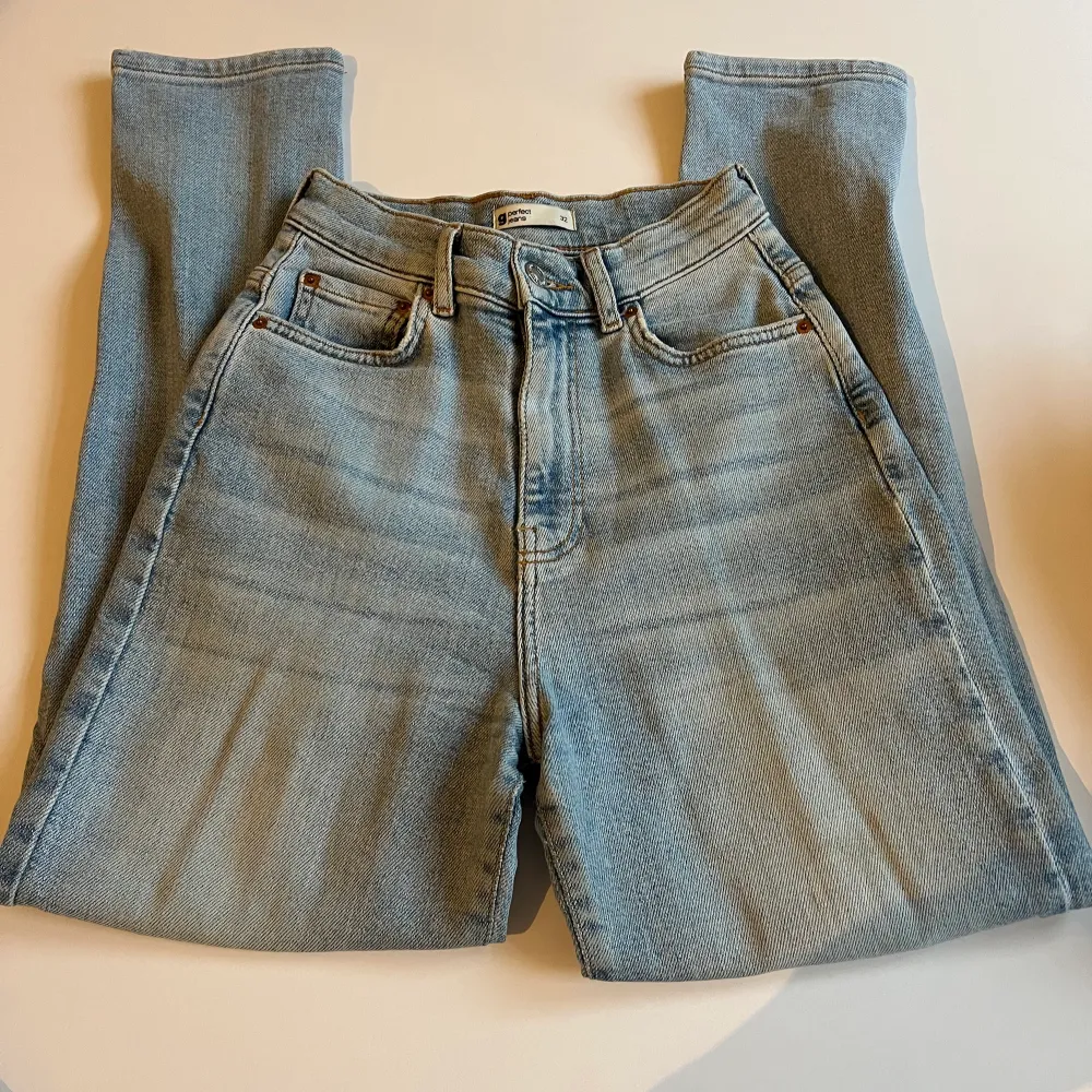 Knappt använda jeans från Gina Tricot i storlek 33, petite. Modellen är ”ballong” jeans med high waist. Mjukt material av jeans. . Jeans & Byxor.