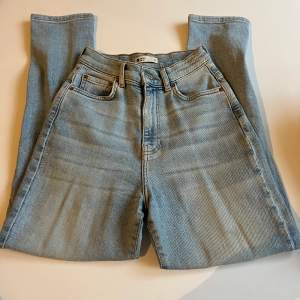 Knappt använda jeans från Gina Tricot i storlek 33, petite. Modellen är ”ballong” jeans med high waist. Mjukt material av jeans. 