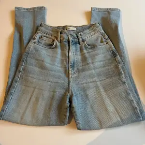 Knappt använda jeans från Gina Tricot i storlek 33, petite. Modellen är ”ballong” jeans med high waist. Mjukt material av jeans. 
