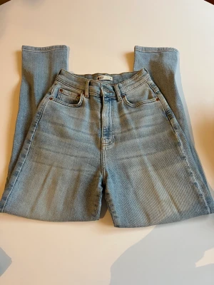 Ljus blå jeans  - Knappt använda jeans från Gina Tricot i storlek 33, petite. Modellen är ”ballong” jeans med high waist. Mjukt material av jeans. 