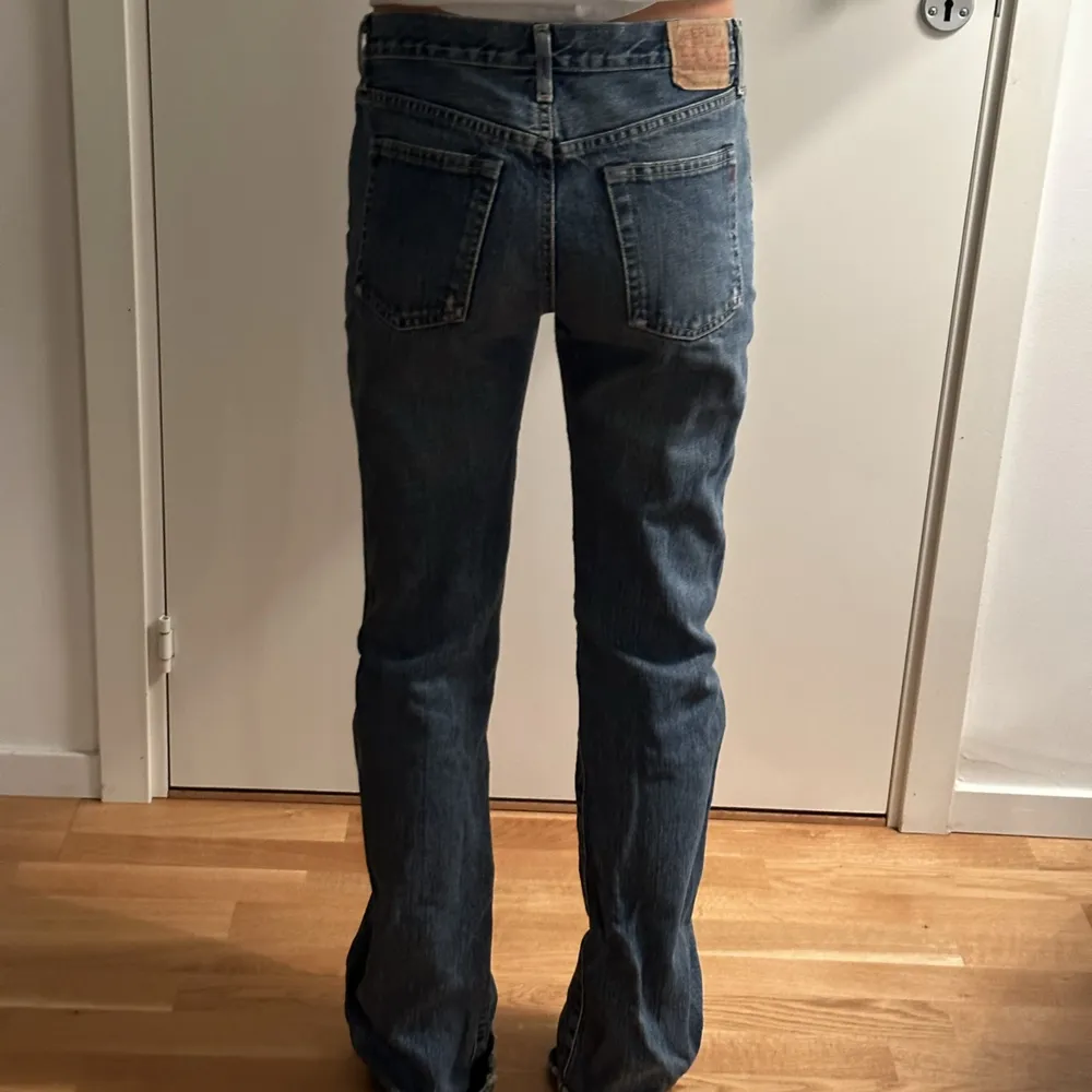 Coola jeans från Replay! Köpte second hand och har använt de mycket men de är fortfarande i bra skick. Lite slitningar nere vid fötterna men inget som man tänker på! Passar bra på mig som är 167 men skulle kunna passa någon längre också😊. Jeans & Byxor.