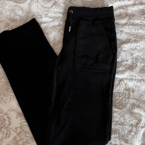 Juicy Couture byxor - Vanliga snygga Juicy Couture byxor i storlek xs. De är i bra skick och köpta i år. Vill ej byta med någon och kommer inte ta ett lägre pris än 550kr. 