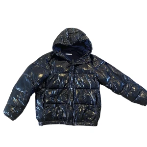 Zara Puffer Jacket  - En ligger jacket från Zara! Använd knappt 1 säsong ☀️ Cond 9/10  Hör av er om fler bilder :) 