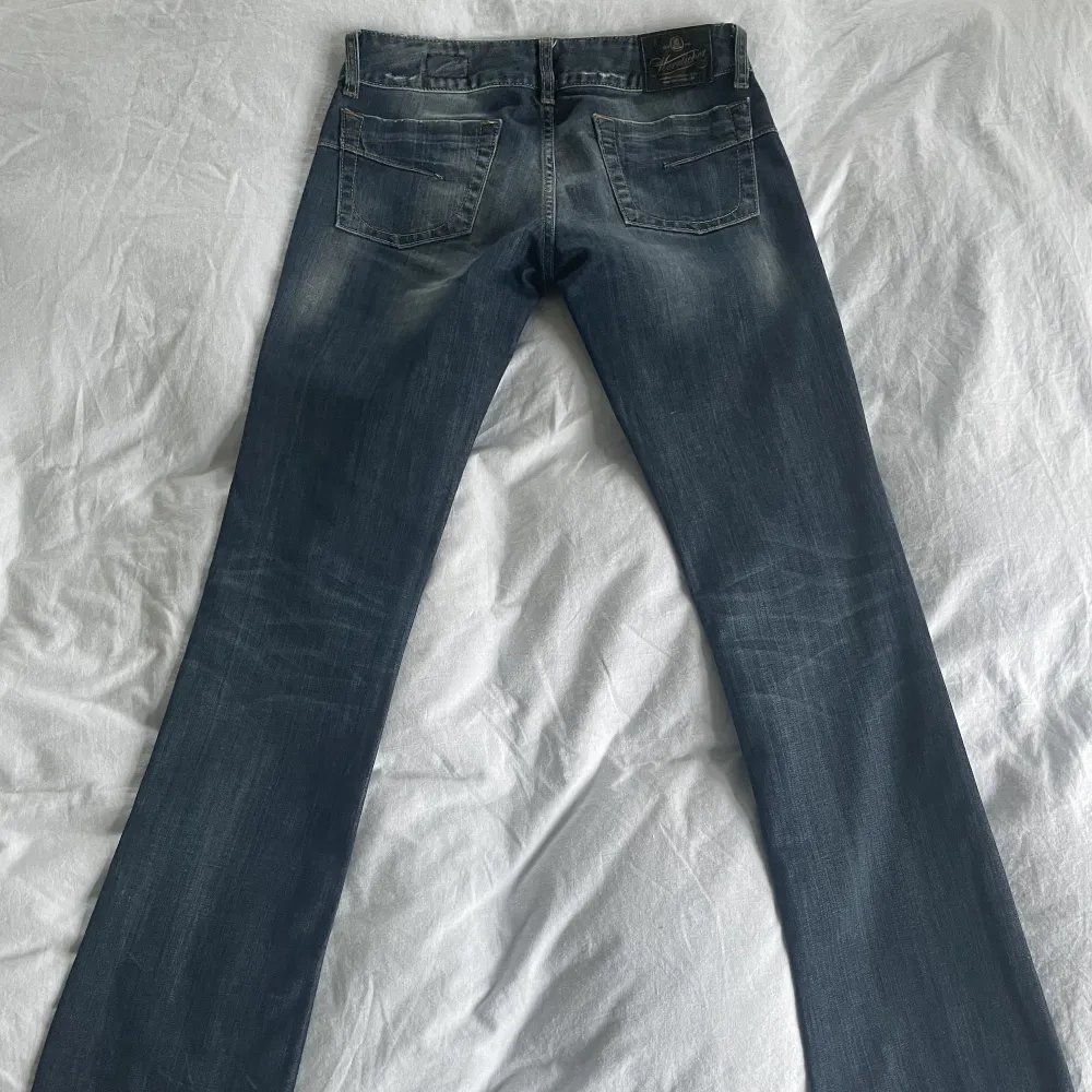 Säljer dessa super snygga lågmidjade bootcut jeans🫢 Skicka dm för fler bilder!. Jeans & Byxor.