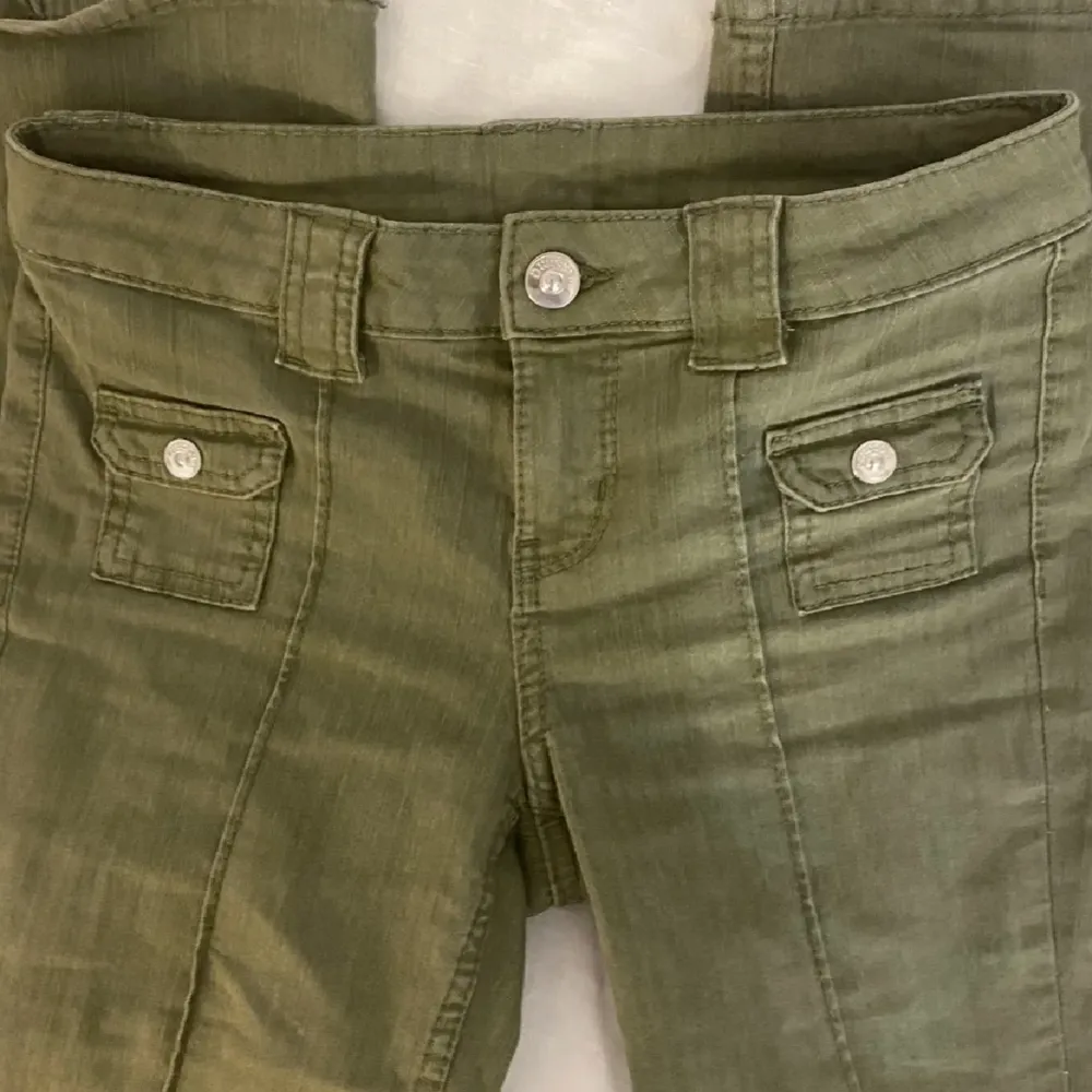 Säljer mina gröna jeans från hm. köptes här på plick för 700kr knappt använda. Jeans & Byxor.