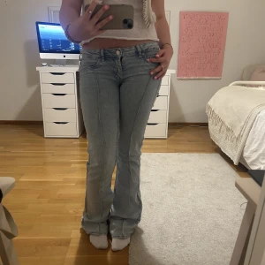 Lågmidjade bootcut jeans!! - As snygga lågmidjade bootcut jeans,jag är 160-163 o dom är liiite långa på mig men funkar💘 midjemått: ca 37cm rakt över, dock väldigt stretch Innerbenslängd: ca 81cm jag har oftast storlek 36/S för referens VET EJ VILKET MÄRKE DET ÄR Använd gärna köp nu!!