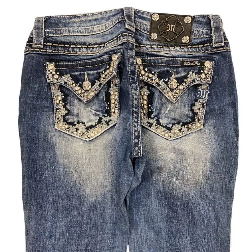 Snygga Miss Me low waist bootcut jeans i storlek 29🪩byxorna har inga defekter, sömmarna längst ner är uppsprättade av tidigare ägare. Säljer pga att byxorna är för stora för mig 😔För fler bilder  är det bara o skriva!!. Jeans & Byxor.