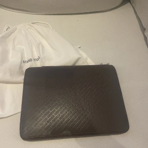 Stand Studio Datorfodral i nyskick  - Datorfodral i nyskick, storlek 22/s från Stand Studio köpt på NK💫 nypris: 2100 Färg: brun/grå/lila  (Dustbag medkommer)