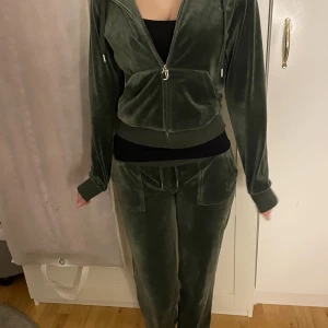 Grönt Juciy couture sett! - Säljer detta sett pga att färgen inte passade mig, aldrig använd och är i nyskick. Pris kan diskuteras❤️‼️