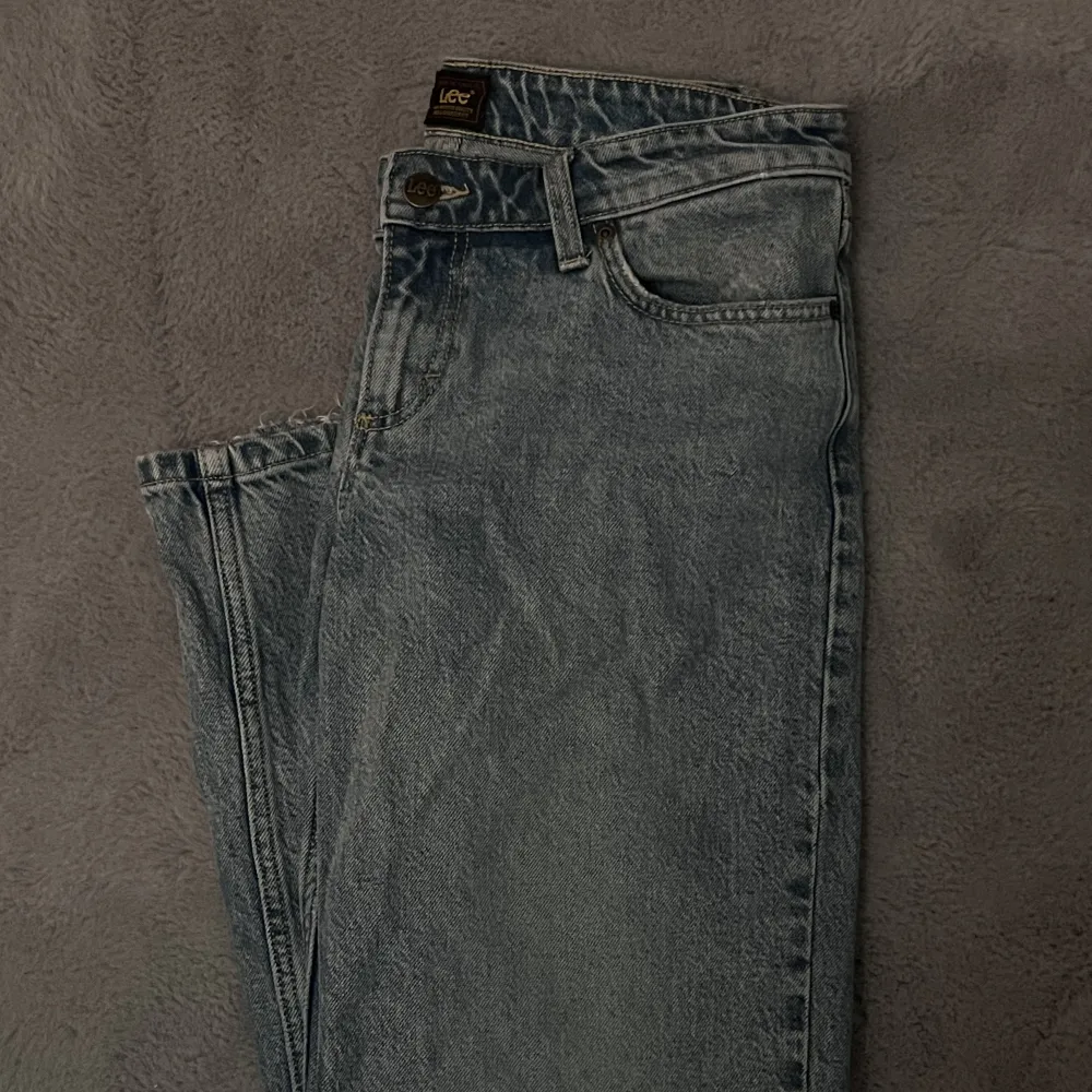 lågmidjade jeans från Lee. strl w27 l31, passar mig som är 163cm. nypris är 1 199kr och de har endast använts några gånger. . Jeans & Byxor.
