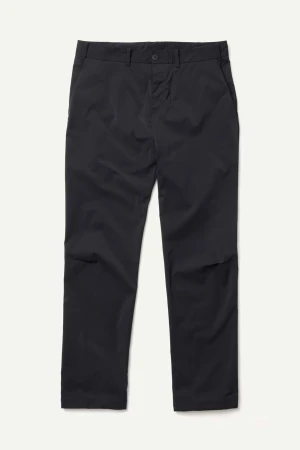 Houdini Omni Pants utomhusbyxor (Medium) - Supersnygga enkla funktionsbrallor i kostymbyxestil från Houdini, svarta, torkar fort och sitter som en smäck. Byxorna i storlek Medium är i mycket bra skick och sitter fint på mig som är 179cm lång.  Nypris cirka 1500kr.
