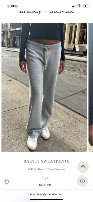 Mjukisbyxor - Säljer dessa helt utsålda och oanvända byxor❤️ hör av er för mer bilder och frågor. OBS dom är INTE gråa utan krämvita