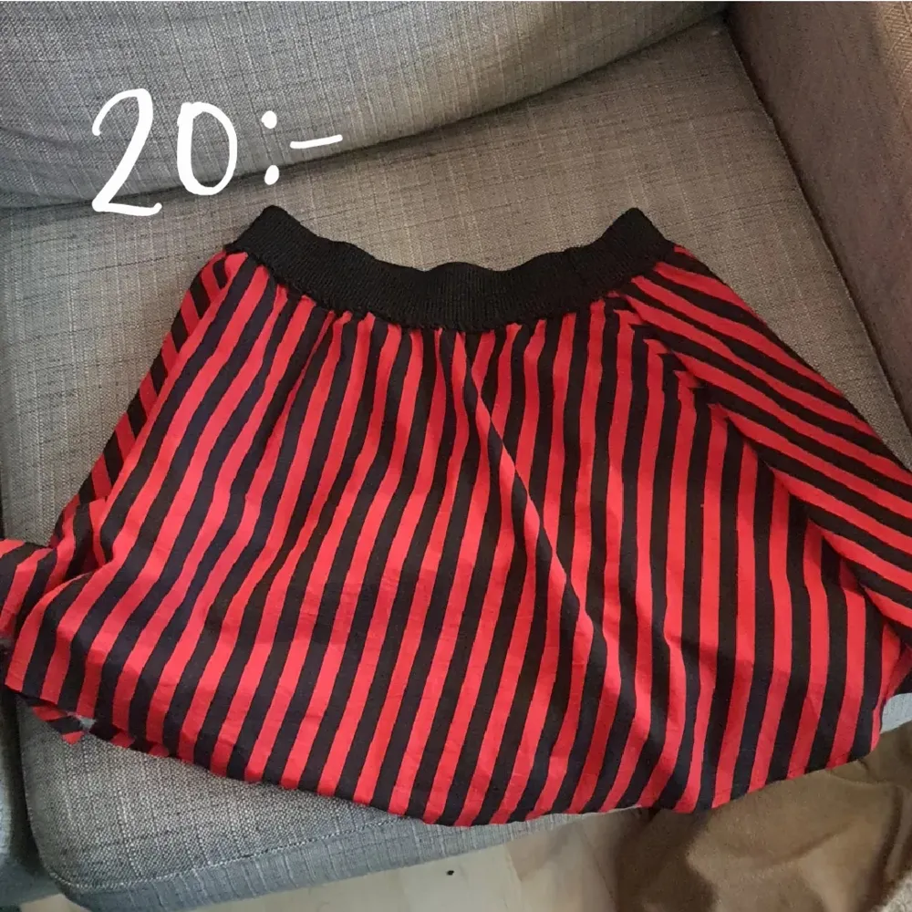 röd-/svartranding kjol som inte kommer till användning :) resårband i midjan ❤️. Kjolar.