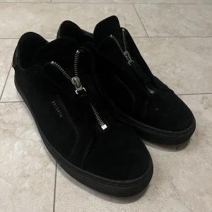 Axel Arigato skor säljes - Säljer nu mina Axel arigato skor som är i nyskick. Inte använda mer än 10 gånger ens så otroligt fint skick. Kvitto och box skickas såklart med. Storlek 41