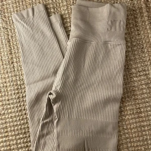 Ribbade tights från stronger - Jättefina ribbade träningstights från stronger. Knappt använda. Köpte för 699kr