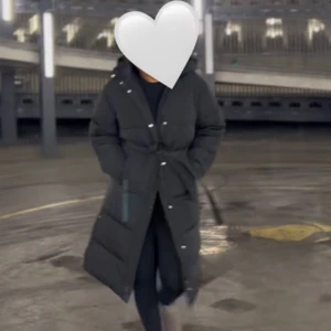 Vinterjacka  - Säljer denna fina puffer jacket ifrån Nelly i storlek 36/S. Den värmer extremt bra och är perfekt nu till vintern. Köpt för 999 säljs för 400kr💞