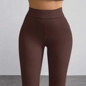 Bruna yoga byxor  - Super sköna ribbade yoga byxor. Oanvända då de va för korta på mig. 💗