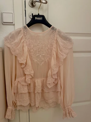 Blus - En så gullig smutsrosa blus med volanger och öppen rygg. Den är jättecharmig men jag vet att jag aldrig kommer använda den