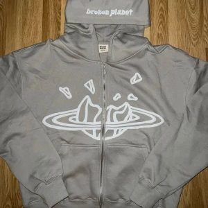 Broken planet zip up hoodie - Helt ny, använd en gång, storlek M, passar även S. Råka tvätta den fel så nu är den lite skrynklig och är ganska liten