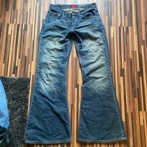 Låga bratz jeans💗 - Jättesnygga låga jeans med flare från cross med bratz stuk💕för långa på mig som är 165 så har dem med klackar💕. Jättefin wash och bra kvalite på jeansen💕. Storlek w29/l32, mindre i storleken, skulle säga att de är 27/28 Midjemått:78cm💕 Innerbenlängd:79cm💕