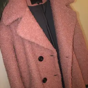 Säljer en fin Teddy coat i storlek XS  Jättefint skick.  Gammeldags rosa fäeg