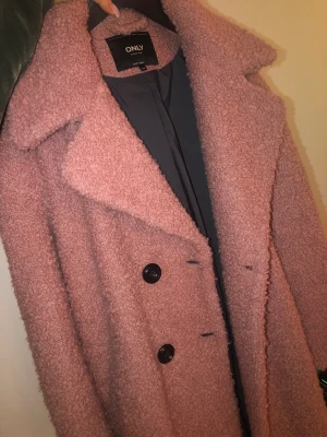 Teddy coat  - Säljer en fin Teddy coat i storlek XS  Jättefint skick.  Gammeldags rosa fäeg