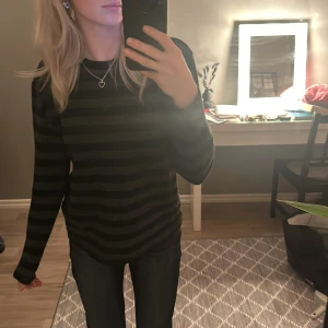 Stickad tröja -  Tunn stickad tröja från Zara. Storlek M men skulle säga att den passar som en S.☺️