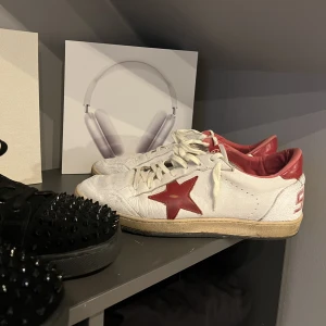 Golden goose skor - Riktigt snygga röda golden goose skor i schysst skick! Inga defekter (lite slitigare än de slit de ska vara men absolut inget märkvärdigt) Kan gå ner i pris vid snabb affär!  Storlek 43-44🌟 