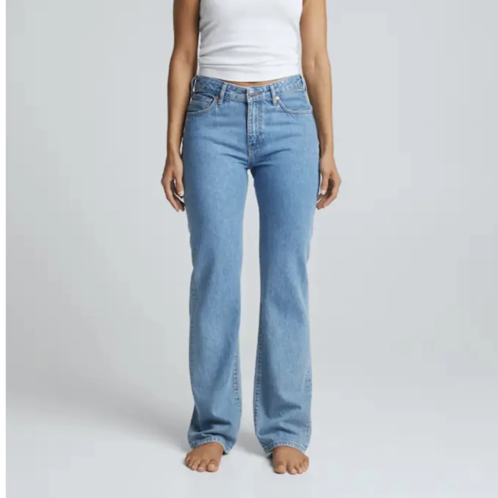 Säljer dessa snygga lågmidjade jeans från BikBok i modellen straight i storlek 28/32, jag har oftast 36 i storlek❤️ säljer då jag tyckte att de var lite korta. Är 170❤️bara använda en gång! Köptes för en vecka sen så jättenya❤️ Nypris 699! Behöver pengar!!❤️. Jeans & Byxor.