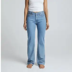 Säljer dessa snygga lågmidjade jeans från BikBok i modellen straight i storlek 28/32, jag har oftast 36 i storlek❤️ säljer då jag tyckte att de var lite korta. Är 170❤️bara använda en gång! Köptes för en vecka sen så jättenya❤️ Nypris 699! Behöver pengar!!❤️