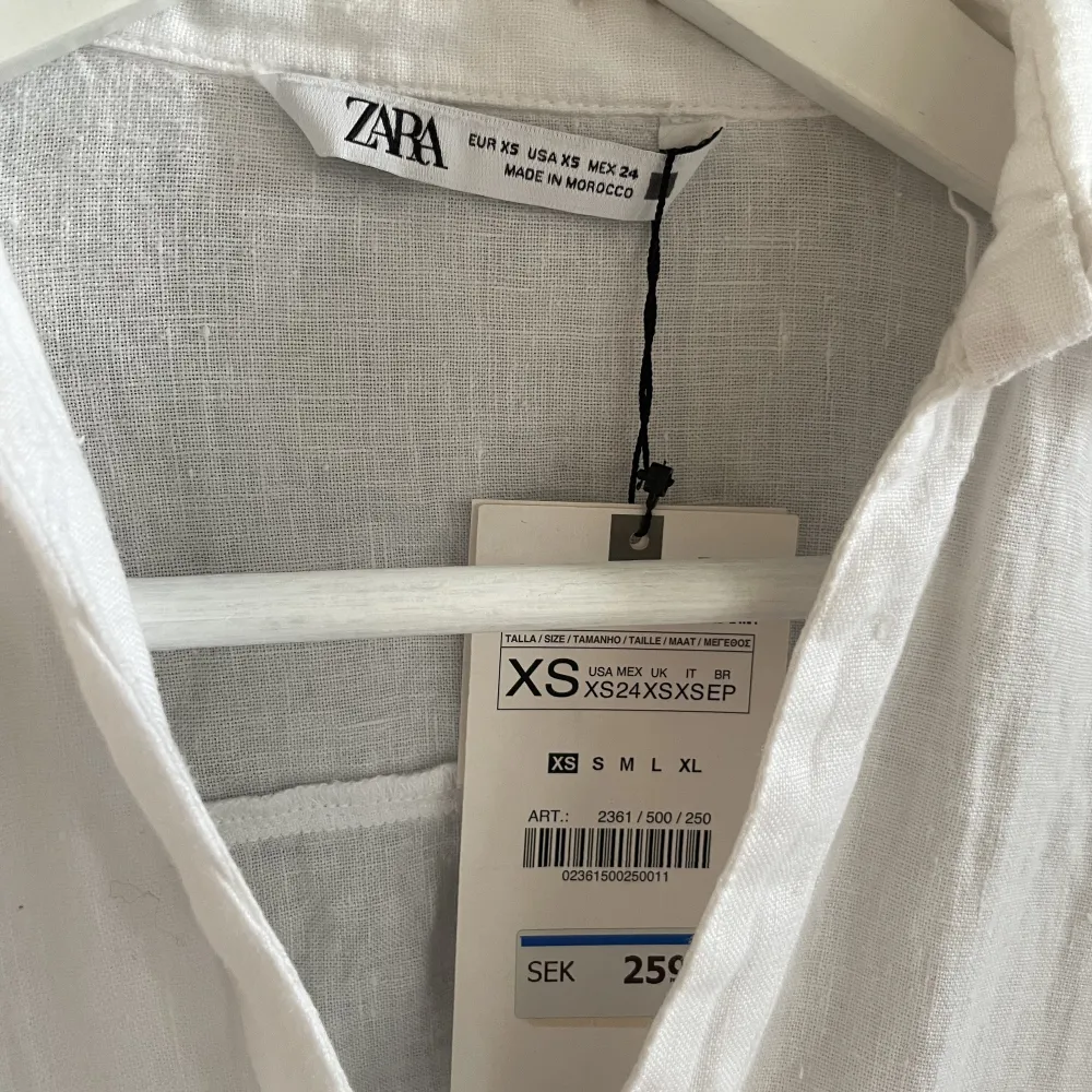 Vit linneskjorta från Zara. Mycket bra skick då den inte är använd, lappen finns kvar💗. Skjortor.