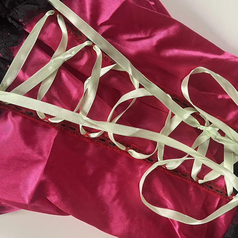 Exklusive lingerie med spets och korsett snörning + matchande String strosar 💘 Såklart aldrig använd! Kom med prisförslag 🥳. Klänningar.