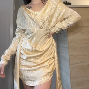 Klänning - Klänning ifrån Asos. Så himla fin men säljer då den inte lyckats komma till användning och inte längre är min storlek. Den är storlek M men skulle absolut säga att den passar L då det var den storlek jag hade. Champagne färgad.