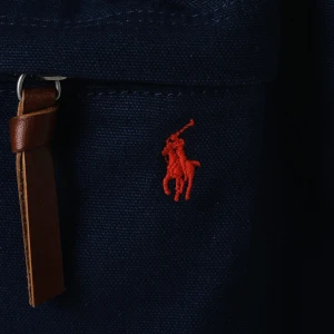 Polo Ralph Lauren ryggsäck  -   Förslutning: Dragkedja Mönster: Enfärgat Detaljer: Tvavägsdragkedjat ———— Höjd: 41 cm i storlek One Size Längd: 34 cm i storlek One Size Vidd: 19 cm i storlek One Size