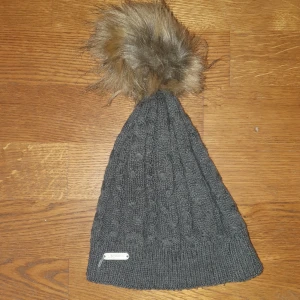 Grå stickad mössa  - Grå stickad mössa 